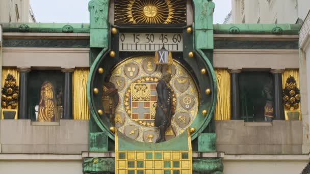 在著名的安克鲁尔天文钟上 每小时都有中世纪的数字出现 奥地利维也纳著名的历史性Anker钟 由Franz Von Matsch建造 — 图库视频影像