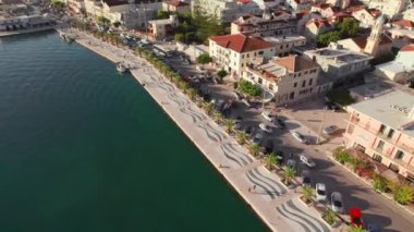 Yunanistan 'ın İyon adaları, Cefalonia adasının başkenti Argostoli kentinin insansız hava aracı görüntüsü. Yunanistan 'ın Kefalonia adasındaki Argostolion kasabası şehir manzarası. Uçan ileri taşıyıcı