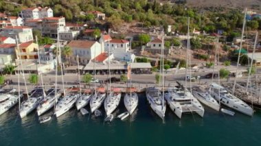 Yunanistan 'ın İyon Denizi' ndeki Kefalonia adasındaki Agia Effimia köyünün limanına yelken açmak. Agia Effimia marinası, Cephalonia 'da demirlemiş yatların hava manzarası.