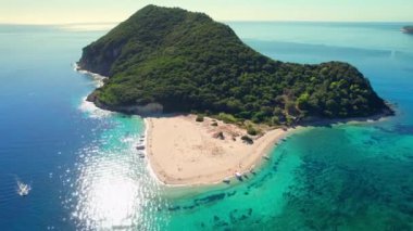 Yunanistan 'ın Zakynthos adası yakınlarındaki Marathonisi Adası' nın havadan görünüşü. Zante, İyon Denizi 'nde gün doğumunda Maraton Adası. Drone yörünge atışı
