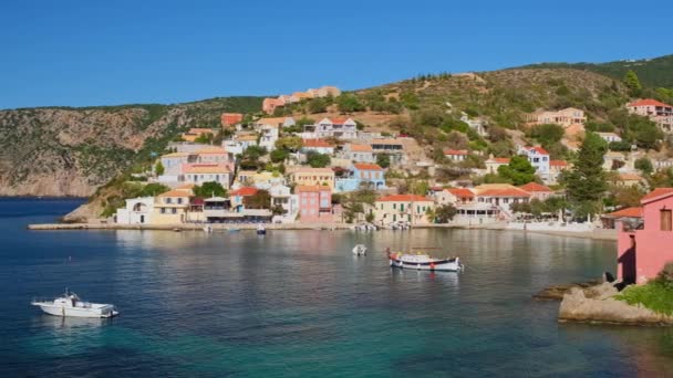 希腊爱奥尼亚海Kefalonia岛上风景如画的Assos村全景 希腊夏季度假胜地塞法洛尼亚岛Assos镇的慢吞吞 美丽的希腊海岸 — 图库视频影像