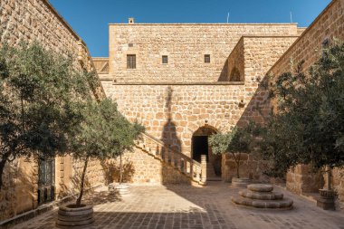 Mardin, Doğu Türkiye 'deki Mor Hananyo Manastırı' nın iç avlusu. Mor Hananyo veya Deyrulzafaran Manastiri, Suriye Ortodoks Manastırı 'nın hayatta kalan en eski manastırlarından biridir.