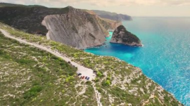 Yunanistan 'ın İyon Denizi' ndeki Zakynthos Adası 'ndaki Plakaki Kayaları' nın havadan görünüşü. Zakynthos Adası 'nın Rocky sahil şeridinin insansız hava aracı görüntüleri. Turkuaz suyu ve kireçtaşı kayalıkları olan İyon Denizi