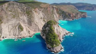 Yunanistan 'ın İyon Denizi' ndeki Zakynthos Adası 'ndaki Plakaki Kayaları' nın havadan görünüşü. Plakaki plajı yakınlarındaki Zakynthos Adası 'nın Rocky sahili. Turkuaz suyu ve kireçtaşı kayalıkları olan İyon Denizi, Yunanistan. Yörünge atışı