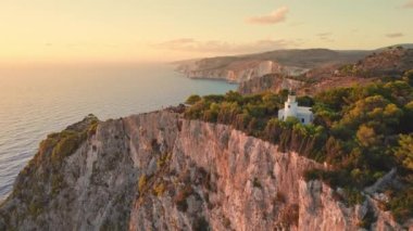 Yunanistan 'ın Zakynthos adasında Keri deniz feneri günbatımının insansız hava aracı görüntüsü. Zante adasının manzarası. Keri kayalıkları, Yunanistan adaları, İyon denizi. Hava İHA 'sı, kule görüntüsü