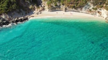 Zakynthos adasındaki güzel Pelagaki ve Xigia kumlu plajı, İyon denizi, Yunanistan. Zante Yunan adasındaki küçük Xigia plajının havadan görünüşü. İnsansız hava aracı geri ve eğik görüntüleri gösteriyor