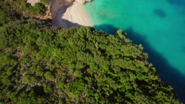 Kefalonia adasındaki uzak Fteri plajı, İyon denizi, Yunanistan. Cennetin yüksek kireçtaşı kayalıkları ve Sefalonya 'daki inanılmaz turkuaz deniz suyuyla kumsalının havadan görünüşü.