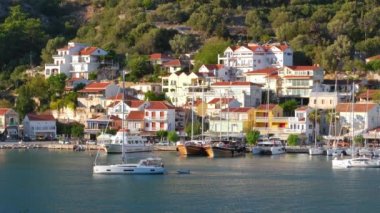Yunanistan 'ın İyon Denizi' ndeki Kefalonia adasındaki Agia Effimia köyünün limanına yelken açmak. Hala Agia Effimia marinası, Cephalonia 'da demirli yatların görüntüleri. Yunanistan 'da yat tatili