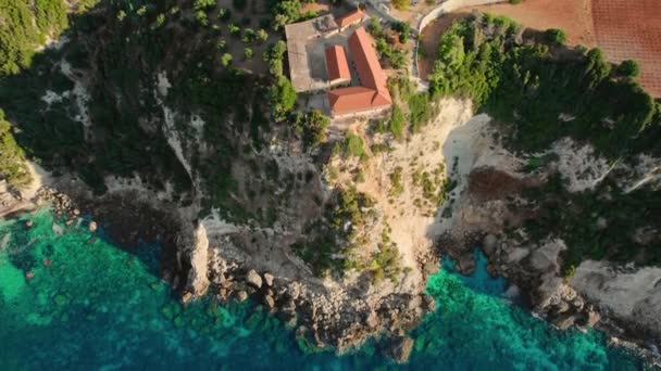 ケファロニア島 ギリシャのキプロレオン修道院 ケファロニア島 イオニア海 ギリシャの島々の高い崖の端にキリスト教の修道院の空中ビュー — ストック動画