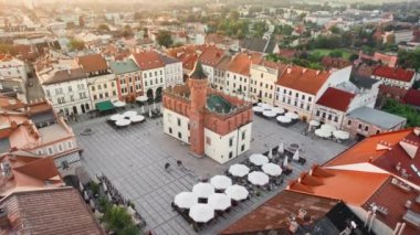Tarnow eski kasabası Malopolskie Voivodeship, Polonya 'daki ana şehir meydanında belediye binası. Gün doğumunda Tarnow pazar meydanının havadan görüntüsü. Rynek Meydanı ve güneşli sabahlarda tarihi binalar.
