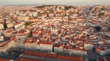 Lizbon 'un hava görüntüsü gün doğumunda, Portekiz' de. Lizbon 'un eski şehir siluetinin insansız hava aracı görüntüleri. Portekiz 'in başkenti Alfama' nın tarihi bölgesi. Lisboa şehrinin tarihi binaları