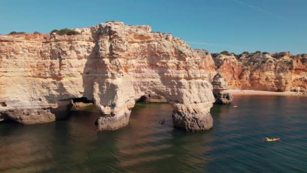 Turisti Non Identificati Kayak Vicino Scogliere Rocciose Sulla Spiaggia Marinha — Video Stock