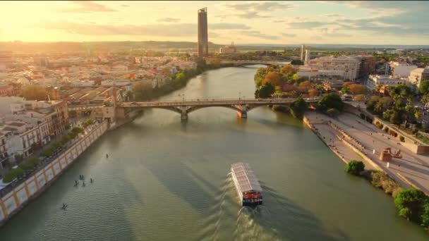 Turistfärja Båt Guadalquivir Flod Passerar Historiska Triana Bridge Sevilla Gamla — Stockvideo