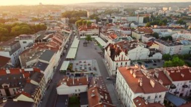 Güneş doğarken Rzeszow şehir meydanı. Rzeszow, Polonya 'daki kasaba meydanının havadan görünüşü. Polonya 'nın güneydoğusundaki en büyük şehir olan tarihi Rzeszow kasabasının insansız hava aracı görüntüleri. Yörünge atışı