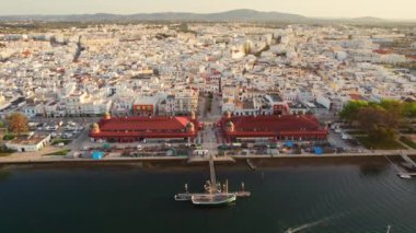 Olhao şehrinin hava aracı görüntüleri. Güneş doğarken Ria Formosa 'nın iki pazar binası, Algarve bölgesi, Portekiz.. 