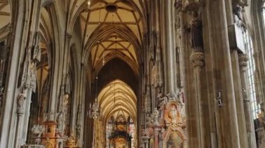 Wien Katedrali 'nin güzel iç mekanı. Viyana 'nın eski kenti Avusturya' da Gotik tarzında bir Roma Katolik kilisesi. Kilisenin içerideki görüntüsünün yavaş ve düzenli bir görüntüsü.