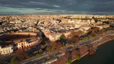 Gün batımında Seville şehir merkezinde uçmak, İspanya. Seville şehir manzarası, corrida arena, Cathedral ve Guadalquivir nehir önü. Yazın Endülüs başkenti