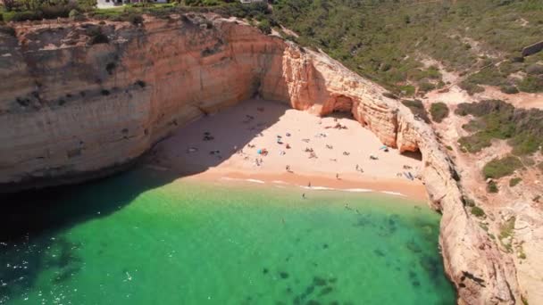 白い砂浜とアルガルヴェ州 南ポルトガルの岩の崖と美しい海の海岸 ベナギルビーチの空中ドローン映像 — ストック動画