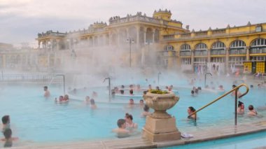 Budapeşte, Macaristan - 21 Kasım 2022: Soğuk kış sabahı Macaristan 'ın Budapeşte kentinde Szechenyi Hamamları. Avrupa 'nın en büyük banyo kompleksi. Avrupa 'da tarihi Macar termik banyosu.