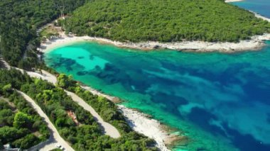 Fiskardo kasabası, Kefalonia adası, İyon denizi, Yunanistan yakınlarındaki güzel Emplisi plajlı inanılmaz bir deniz manzarası. Hava aracı yörünge atışı. Mükemmel bir yaz tatili yeri.