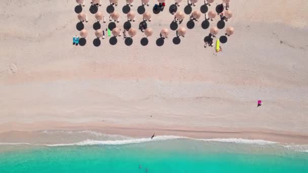 Piękna Plaża Myrtos Słoneczny Dzień Wyspie Kefalonia Morze Jońskie Grecja — Wideo stockowe