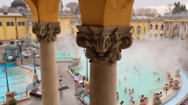 Budapeşte, Macaristan - 21 Kasım 2022: Budapeşte, Macaristan 'da Szechenyi Hamamları. Avrupa 'da tarihi Macar termik banyosu. Budapeşte 'de insanlar termal banyoları seviyorlar. Yavaş sabit çekim.