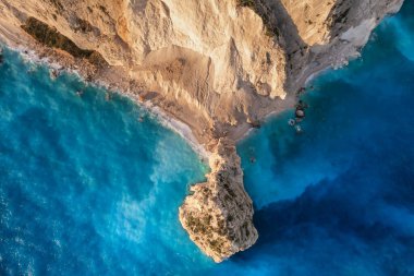 Zakynthos Adası, İyon Denizi, Yunanistan 'daki Plakaki Kayalıkları' nın yukarıdan görünüşü. Plakaki plajı yakınlarındaki Zakynthos Adası 'nın Rocky sahili. Turkuaz suyu ve kireçtaşı kayalıkları olan İyon Denizi, Yunanistan.