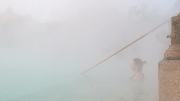Młoda Kobieta Relaksuje Się Słynnych Kąpieliskach Termalnych Szechenyi Zimą Budapeszcie — Wideo stockowe