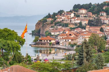 Ohri, Makedonya - 21 Haziran 2021: Makedonya 'nın kuzeyindeki Ohri Gölü kıyısındaki Makedonya Bayrağı