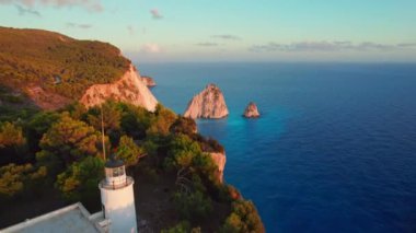 Yunanistan 'ın Zakynthos adasında gün batımında Keri deniz feneri ve Keri uçurumlarının insansız hava aracı görüntüsü. Zante adasının manzarası güzel Keri kayalıkları, Yunanistan adaları, İyon denizi. 