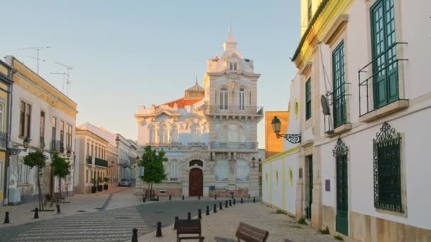 葡萄牙阿尔加维法罗市中心美丽的贝尔马科豪宅 葡萄牙南部法罗老城的晨景 — 图库视频影像