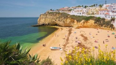 Algarve, Portekiz 'de güzel plajları olan Carvoeiro balıkçı köyü. Algarve bölgesindeki Portekiz kıyılarında renkli evleri olan Carvoeiro tatil köyündeki güzel plaj manzarası. Praia de Carvoeiro