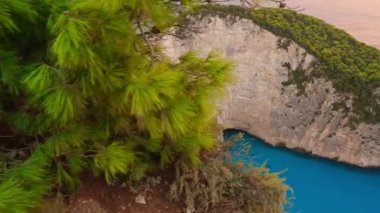 Yunanistan 'ın Zante kentinde günbatımında batan ünlü gemi ile birlikte. Yunanistan 'ın İyon Denizi' ndeki Zakynthos Adası 'ndaki popüler gemi enkazı sahnesinin görüntüleri. Yunan seyahat beldesi, doğa simgesi