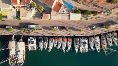 Yunanistan 'ın İyon Denizi' ndeki Kefalonia adasındaki Agia Effimia köyünün limanına yelken açmak. Agia Effimia marinası, Cephalonia 'da demirlemiş yatların yukarıdan aşağı görüntüsü. 