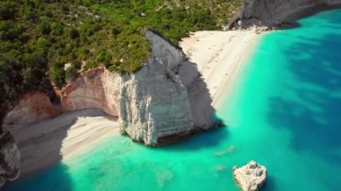 Kefalonia adasındaki uzak Fteri plajı, İyon denizi, Yunanistan. Beyaz kumlu güzel sahil manzarası, yüksek kireçtaşı uçurumları ve inanılmaz turkuaz deniz suyu, Sefalonya Yunan adası