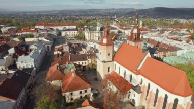 Sonbaharda Nowy Sacz şehir merkezinin havadan görünüşü, Polonya 'nın Küçük Voyvoda' sı, Polonya. Saint Margaret Katedrali ve Nowy Sacz şehri. Hava İHA 'sı ileri taşıyıcı