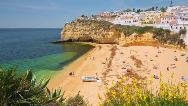 葡萄牙阿尔加维有美丽海滩的卡沃罗渔村 在葡萄牙阿尔加维地区 卡沃罗度假村美丽的海滩上有五彩缤纷的房屋 Praia Carvoeiro — 图库视频影像