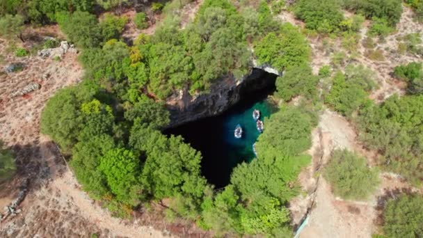 希腊卡拉瓦米洛斯Kefalonia岛上著名的Melissani湖 希腊Cephalonia岛Karavomylos村Melissani洞穴湖的无人驾驶飞机镜头 — 图库视频影像