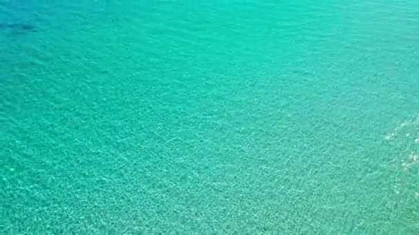 Pemandangan Udara Dari Air Laut Pirus Jernih Kristal Tekstur Hijau — Stok Video