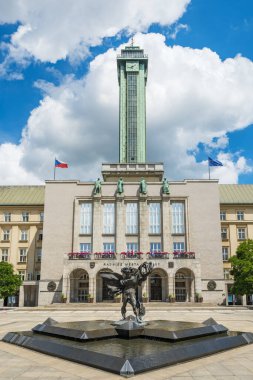 Ostrava, Çek Cumhuriyeti - 14 Haziran 2022: Ostrava Nova Radnice, Prokesovo namesti kasaba meydanı. İkarus çeşmesi New City Hall 'un önünde.