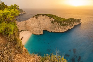 Yunanistan 'ın İyon Denizi' ndeki Zakynthos Adası 'ndaki ünlü Navagio plajında güzel bir günbatımı. Zante Adası 'ndaki popüler gemi enkazı. Yunan seyahat beldesi, doğa simgesi