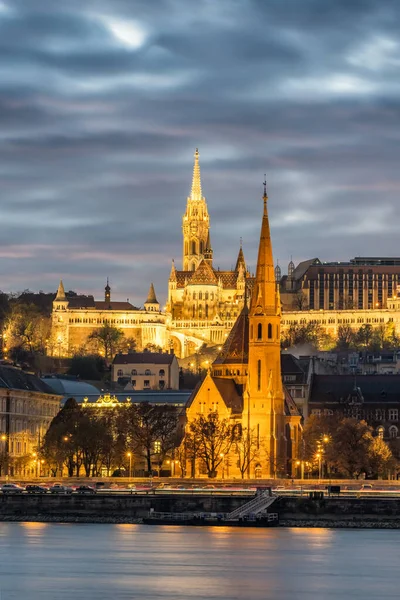 ハンガリーの夕暮れ時に聖マティアス教会とフィッシャーマンズベースとブダペストのブダ側 ブダペストの美しい夜の照明 — ストック写真
