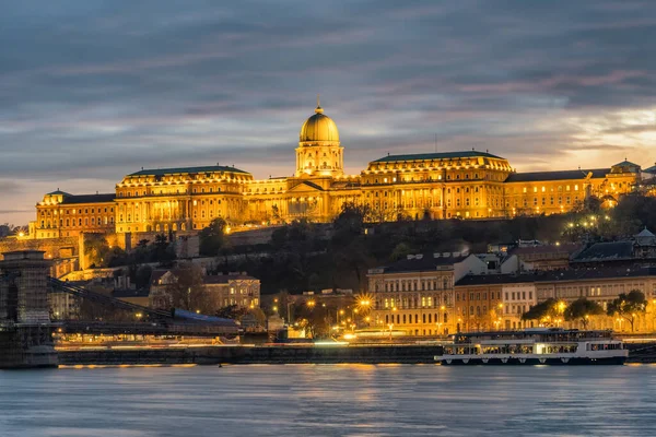 位于多瑙河畔的布达城堡王宫在匈牙利布达佩斯的夜晚被照亮 黄昏时布达佩斯的布达一侧 — 图库照片