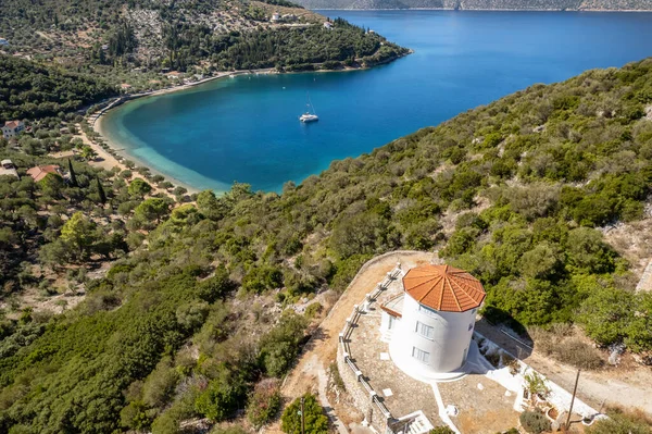 Uitzicht Vanuit Lucht Traditionele Griekse Windmolen Prachtige Baai Van Paralia — Stockfoto