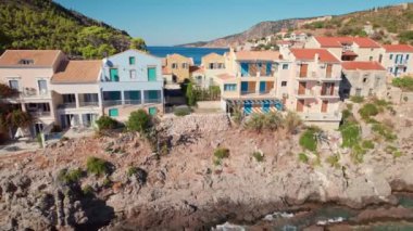 Yunanistan 'ın İyon Denizi' ndeki Kefalonia Adası 'ndaki Assos kasabası. Yunan yazlık tatil beldesi Assos 'un Cephalonia adasındaki hava manzarası. Yunanistan 'ın güzel deniz kıyıları. Açılış vuruşu