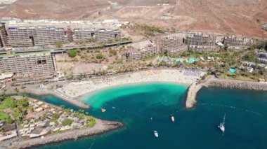 Anfi del Mar plajının havadan görünüşü ve İspanya 'nın Gran Canaria adasındaki tatil köyü. Lüks oteller, turkuaz okyanus suyu, kumlu plajlar, Kanarya adaları, İspanya. Playa Anfi del Mar plajı 