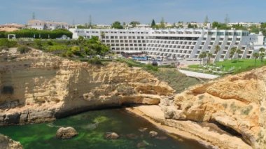 Praia de Vale Covo plajı güneşli bir günde, Algarve, Portekiz. Portekiz 'deki Rocky Beach yakınlarında lüks oteller tatil köyü. Portekiz 'de popüler turizm beldesi