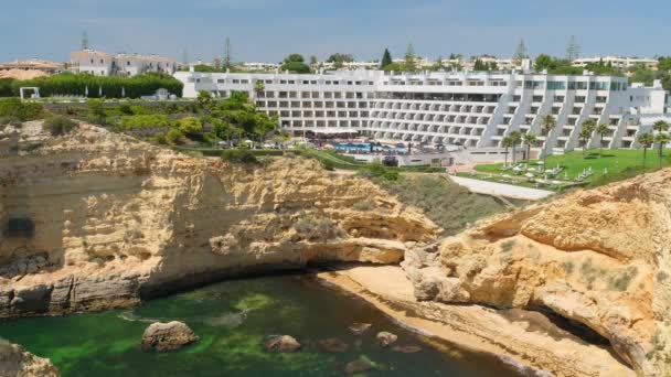 葡萄牙阿尔加维的普拉亚 德瓦尔科沃海滩 阳光灿烂 位于葡萄牙苏亚雷斯岩石海滩附近的豪华酒店度假胜地 葡萄牙受欢迎的旅游胜地 — 图库视频影像