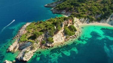 Yunanistan 'ın Ithaki Adası' ndaki Gidaki plajı yakınlarındaki turkuaz renkli İyon Denizi 'ndeki güzel kayalık yarımadanın hava manzarası. Güzel Ithaca adası manzarası. Kristal berrak deniz suyu. Rüya hedefi