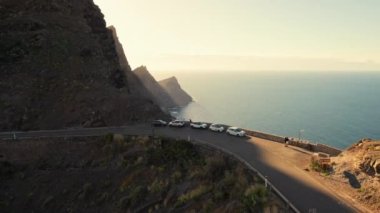 İspanya 'nın Kanarya Adaları, Gran Canaria Adası' ndaki Mirador El Balcon bakış açısı. Görkemli volkanik dağlar ve Atlantik okyanus manzarası. Gün batımında Gran Kanarya kıyılarının hava manzarası